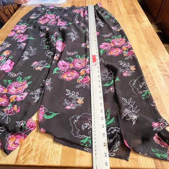 Torrid Pants Floral‎ Black Chiffon Tulip Leg Flowy womens 1 EUC Dark Floral - Picture 9 of 10
